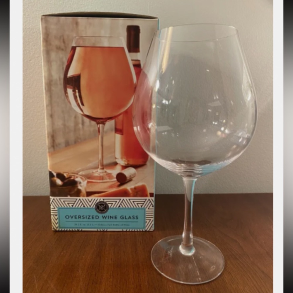 NIB-Fun oversized wine glass. Holds a whole bottle of wine 🍷🍷🍷🍷Clear glass